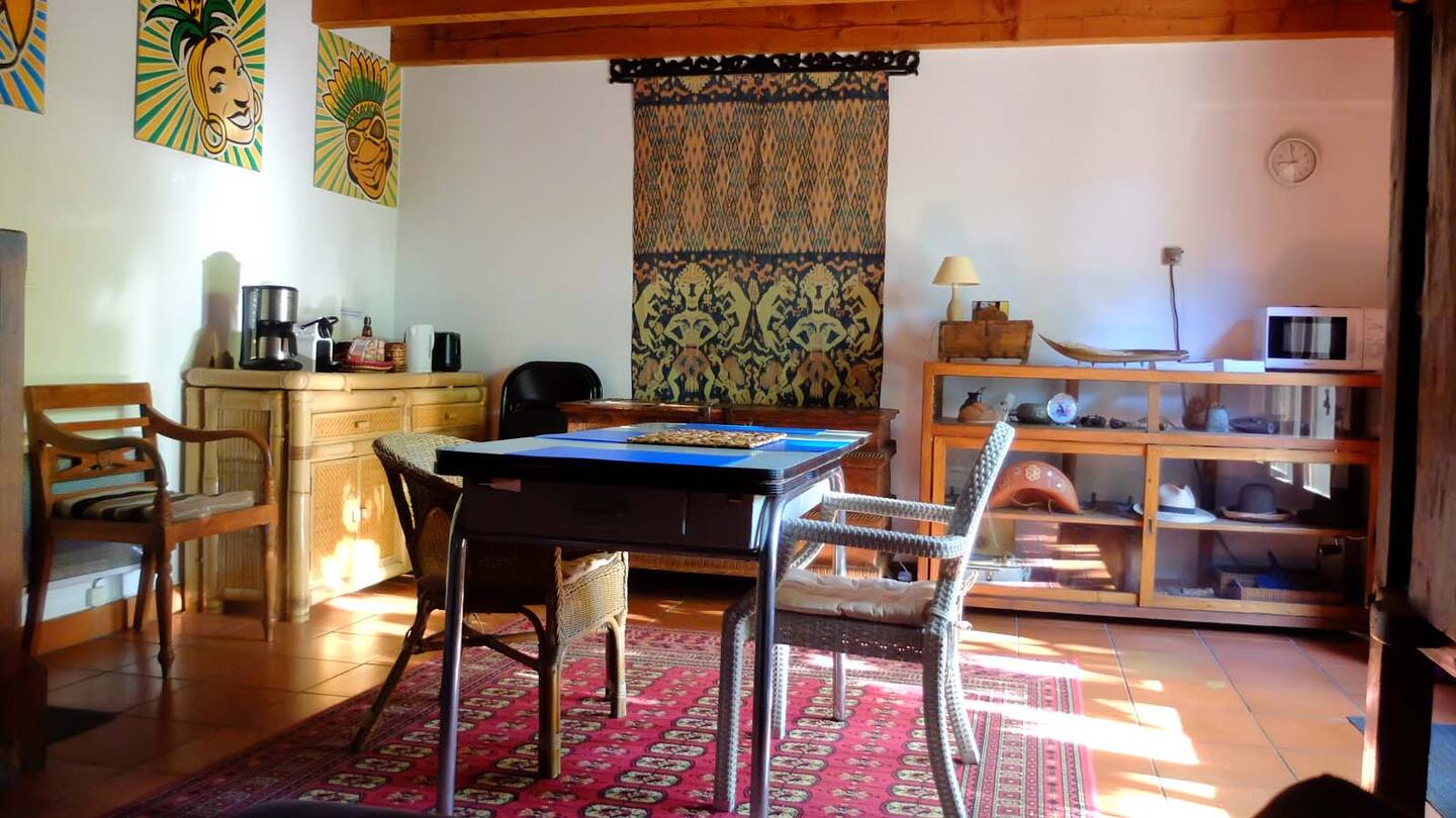 bas4 Salle Commune Teck Ikat