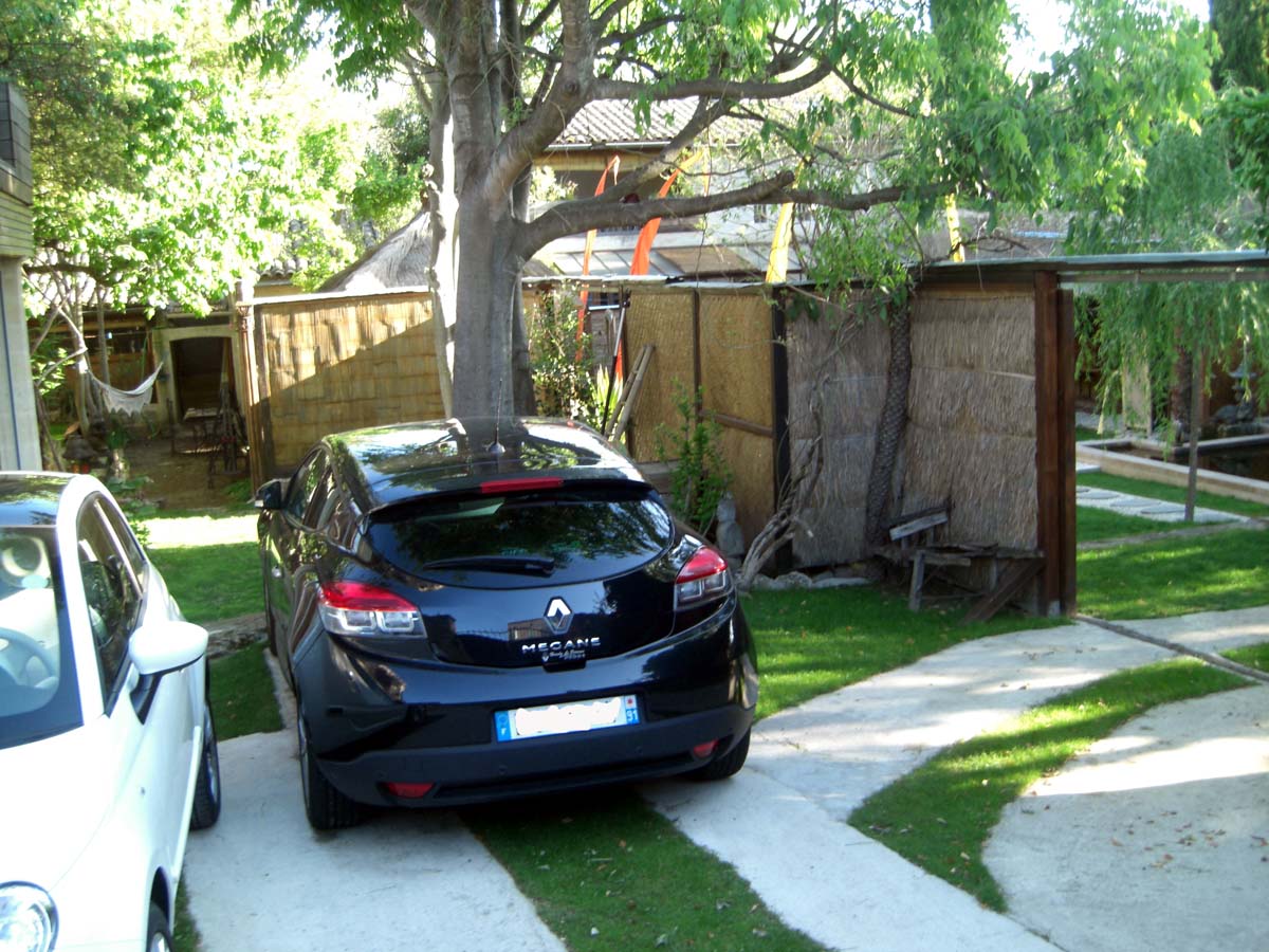 car.parking.center.uzes.guest.house.garden. Parking pour votre séjour