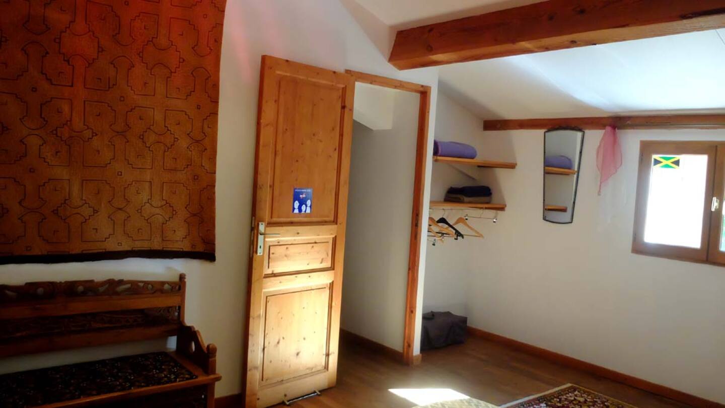 ch1jpeg Entrée chambre Teck