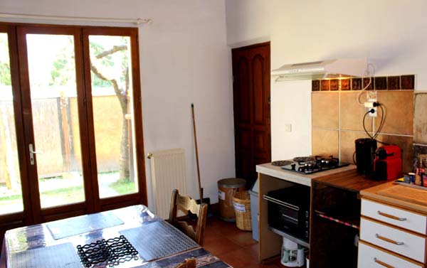 location-parking-centre-ville-uzes Entrée location studio