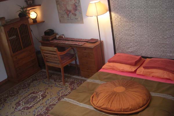 loue-chambre-pas-cher-uzes Lit et bureau